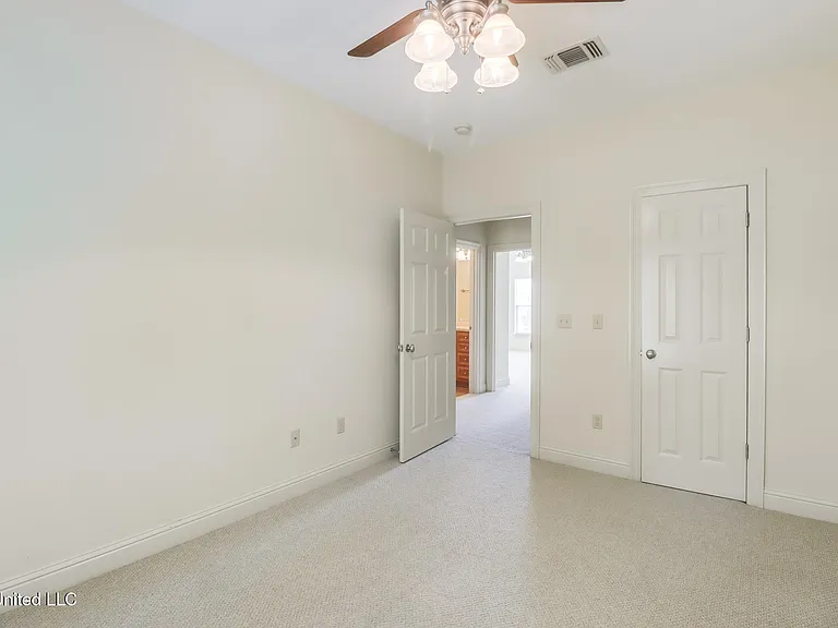 894 Jefferson Dr — Photo 12