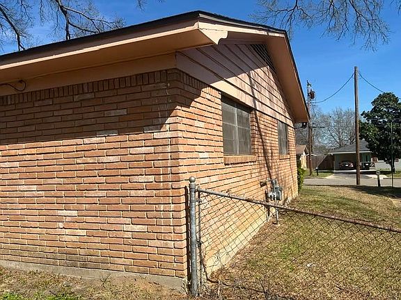 3rd image of 1423 Auburn Dr