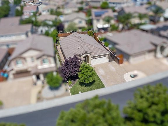 3rd image of 1068 Parkside Drive
