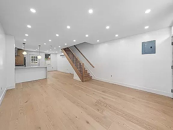 4th image of 227 Hart St