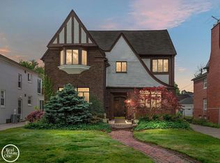 945 Harcourt Rd, Grosse Pointe Park, MI 48230