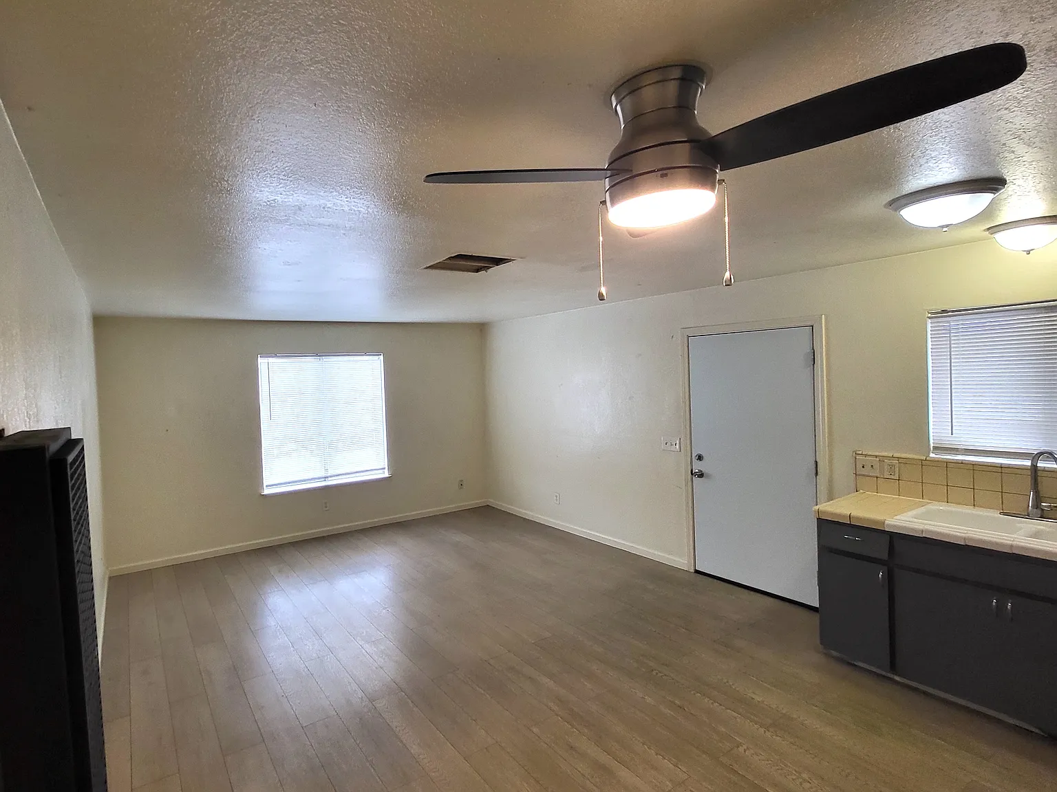 3 bed, 896 sqft, $1,675 — Photo 4