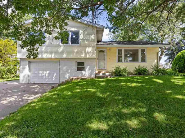 108 Parkview Ct, Tipton, IA 52772