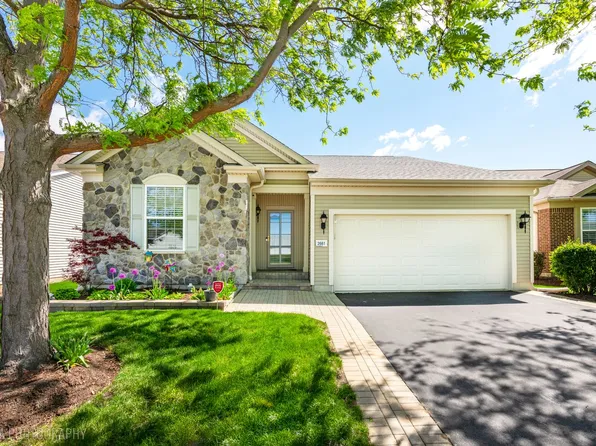 2661 Venetian Ln, Elgin, IL 60124