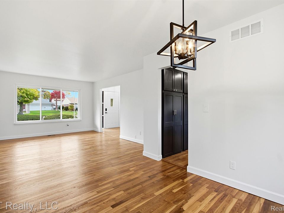 27116 Selkirk St, photo 9