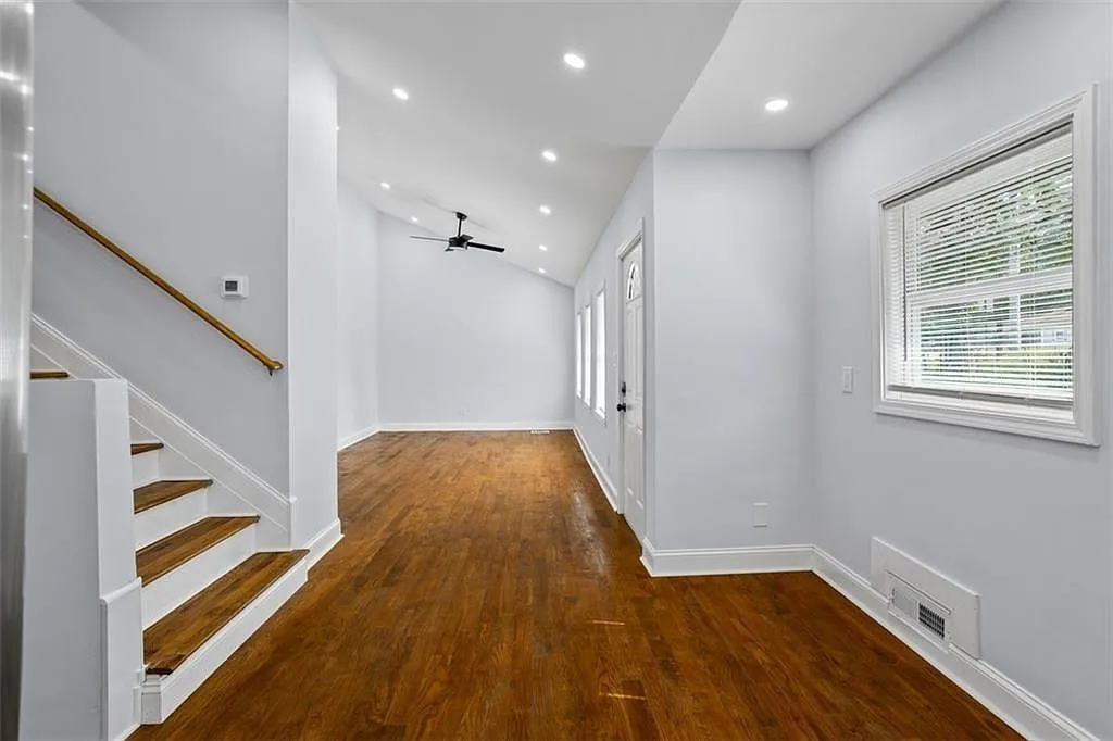 5 bed, 2.5 bath, 1539 sqft, $2,300 — Photo 3
