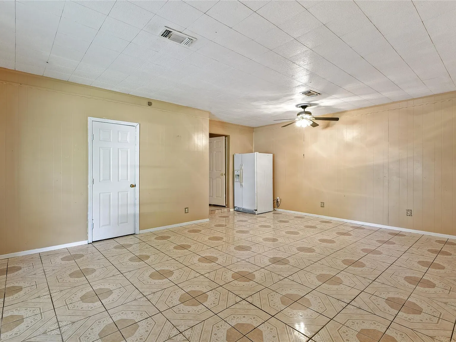 3 bed, 1.0 bath, 1488 sqft, $1,750 — Photo 2