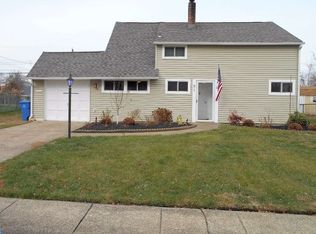 81 Roundwood Ln, Levittown, PA 19055