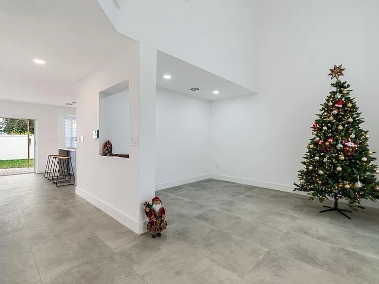 20541 SW 2nd St — Photo 3