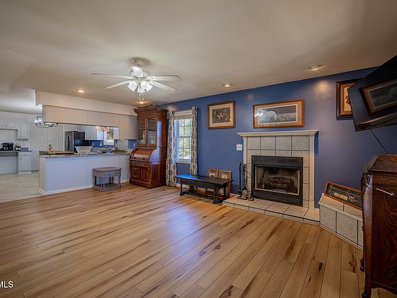 3rd image of 425 Berry Ridge Rd