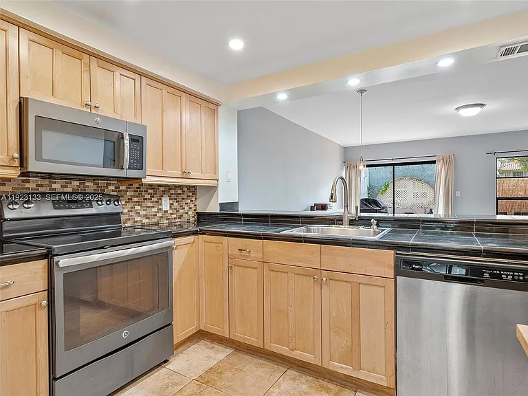 515 NE 38th St #10 — Photo 27