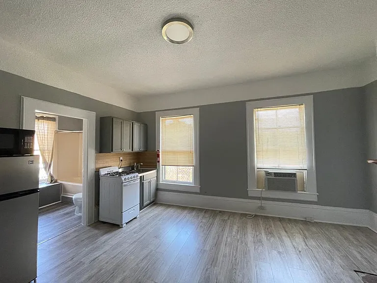 109 S 3rd St #4 — Photo 2