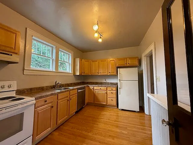 715 Ferdinand Ave SW — Photo 16