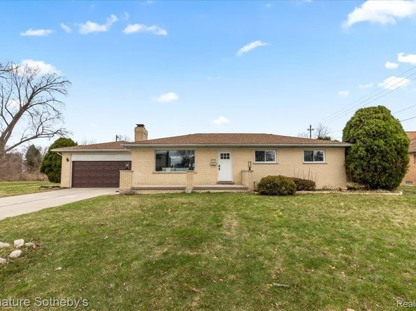 275 Clinton River Dr, Mount Clemens, MI 48043