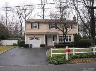 63 Greenhills Rd, Huntington Station, NY 11746