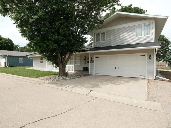 86 8th St NE, Sioux Center, IA 51250