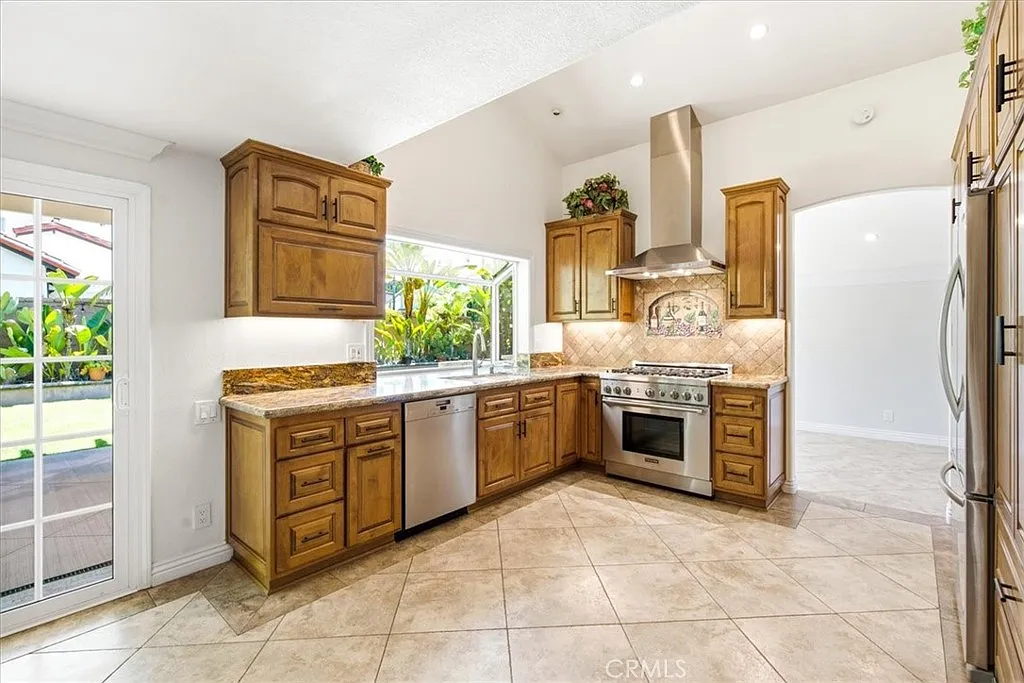 4 bed, 3.5 bath, 2175 sqft, $5,900 — Photo 4