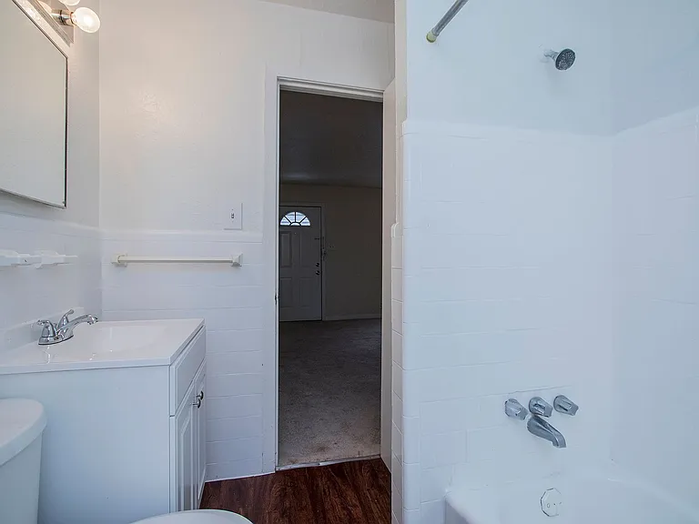 1419 Hyde Park — Photo 12