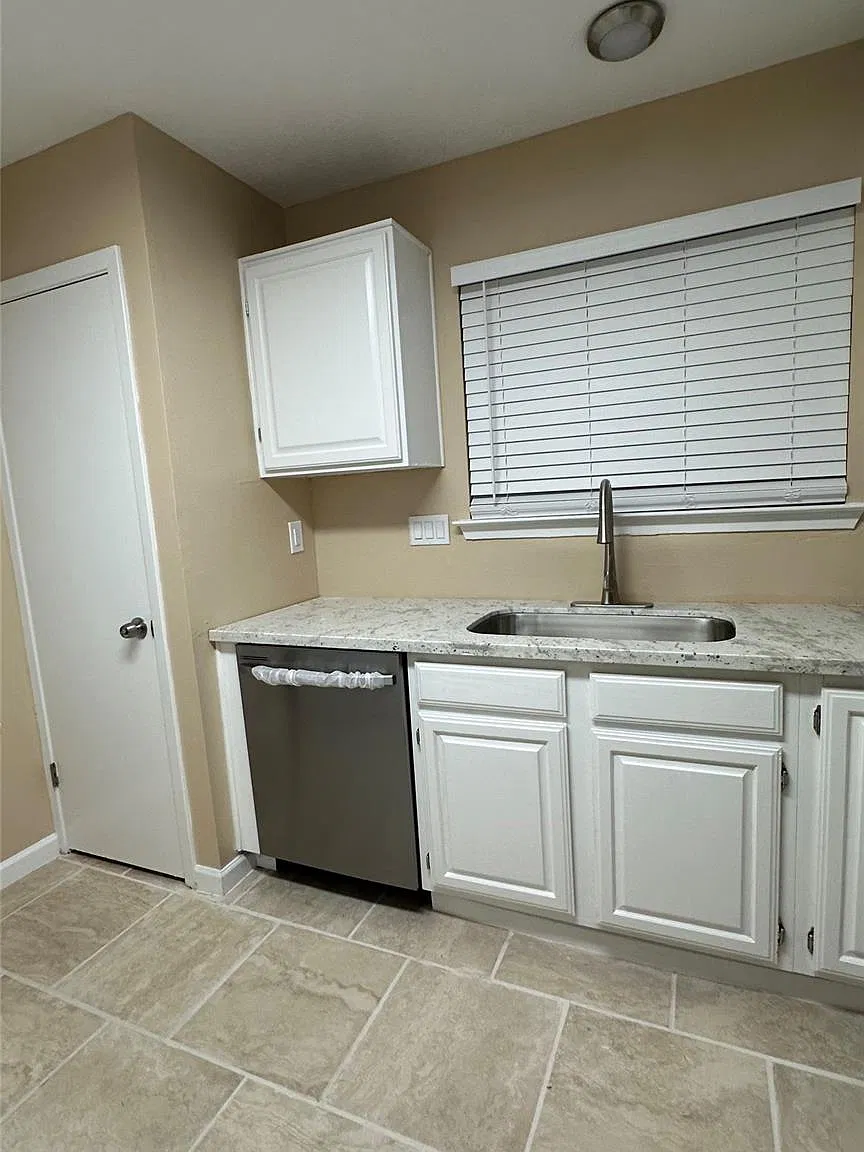 3 bed, 2.0 bath, 1421 sqft, $1,920 — Photo 4