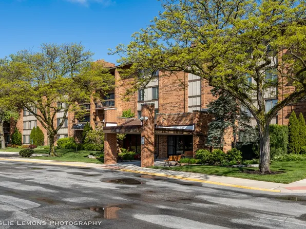 77 Lake Hinsdale Dr APT 402, Willowbrook, IL 60527