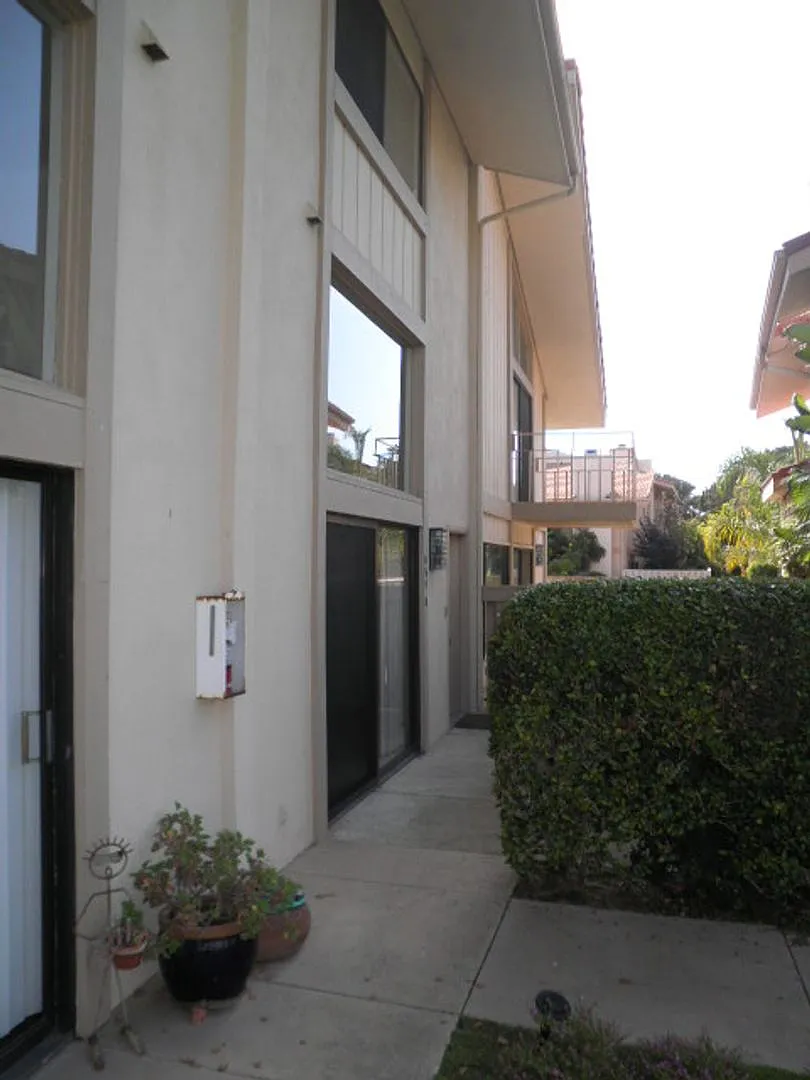 Live the East Beach Lifestyle Townhome with Pool Access — Photo 3