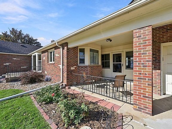 5th image of 823 Cottage Ave W