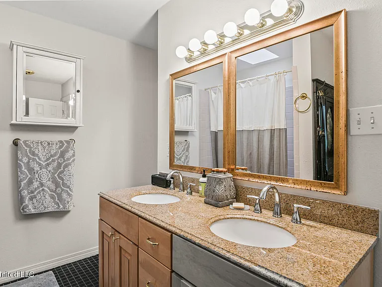 400 Ulman Ave — Photo 12