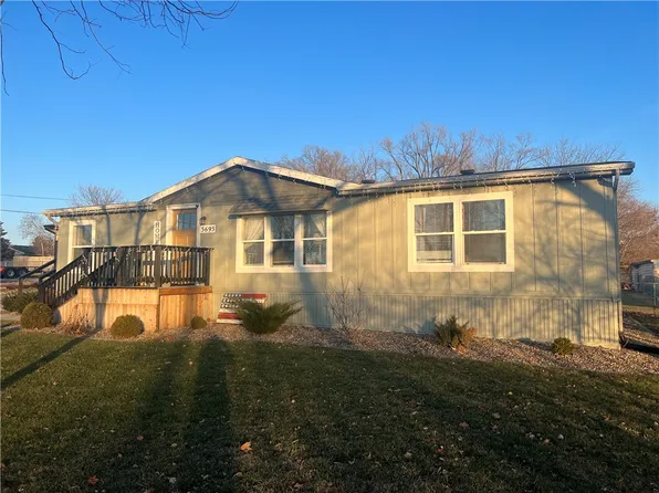 5695 NE 1st St, Des Moines, IA 50313