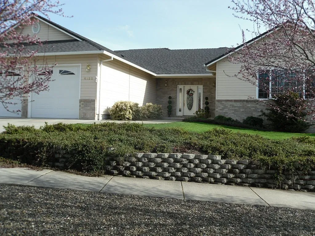4122 Hemlock Dr photo 1