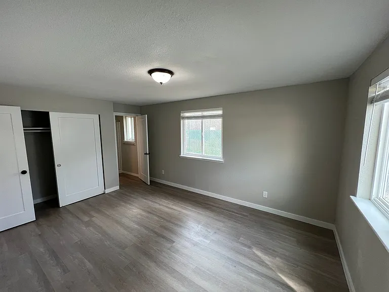 2100 S 11th Ave — Photo 12