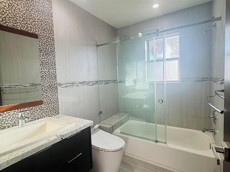 1094 Redwood St #1094 — Photo 7