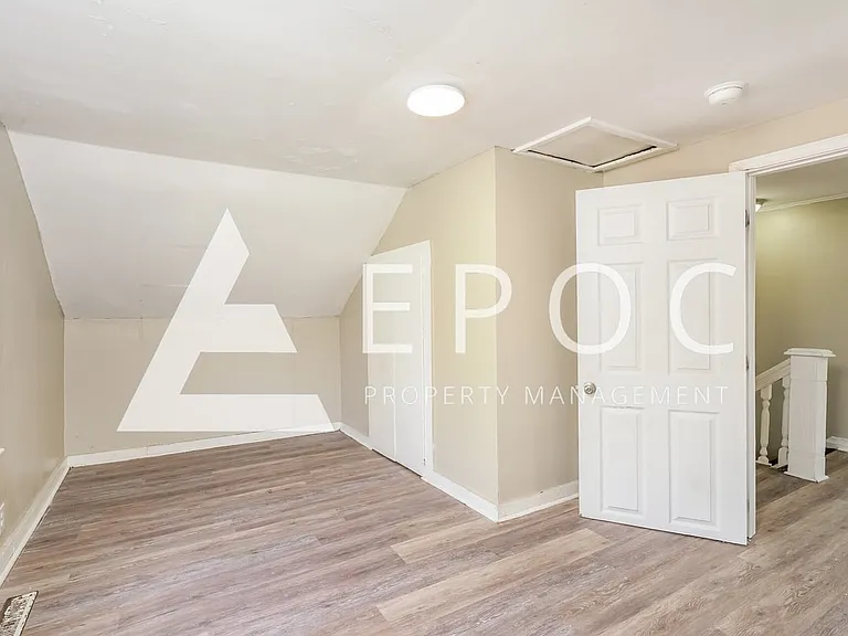 1136 W Green St — Photo 9
