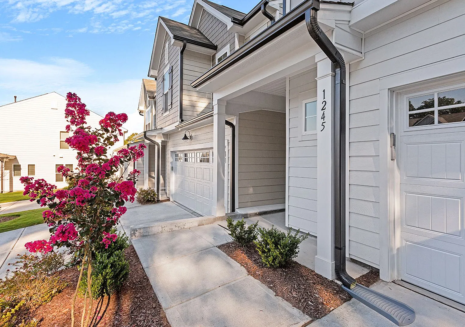 Modern 3 Bedroom Townhome With Fenced Yard! — Photo 4