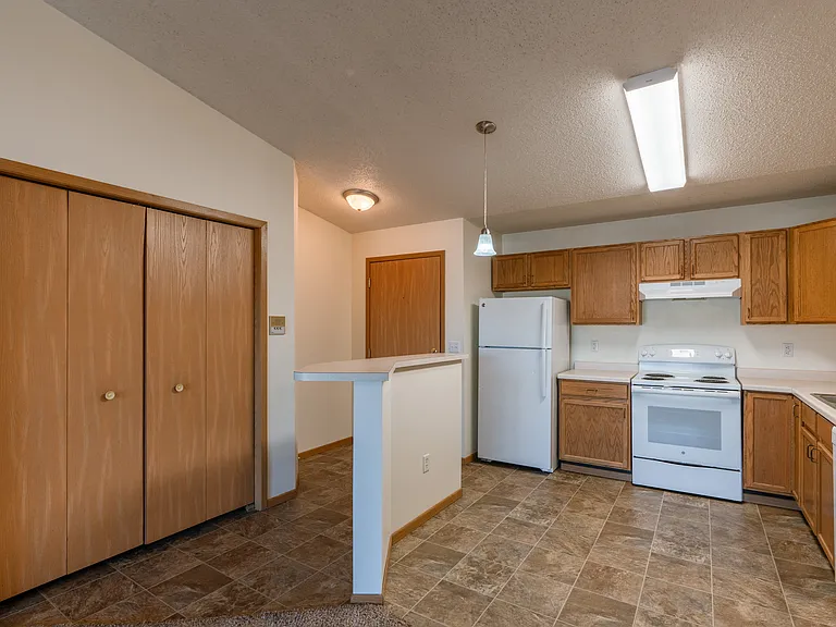 Fargo, ND Sunwood Apartments | Living and kitchen Fargo, ND Sunwood Apartments | Kitchen
