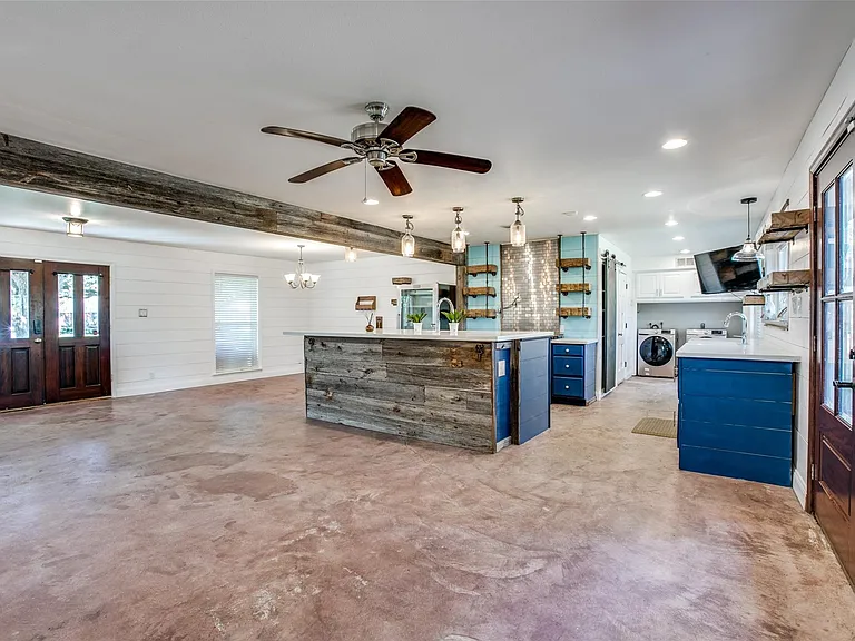 8503 Manhattan Dr — Photo 12