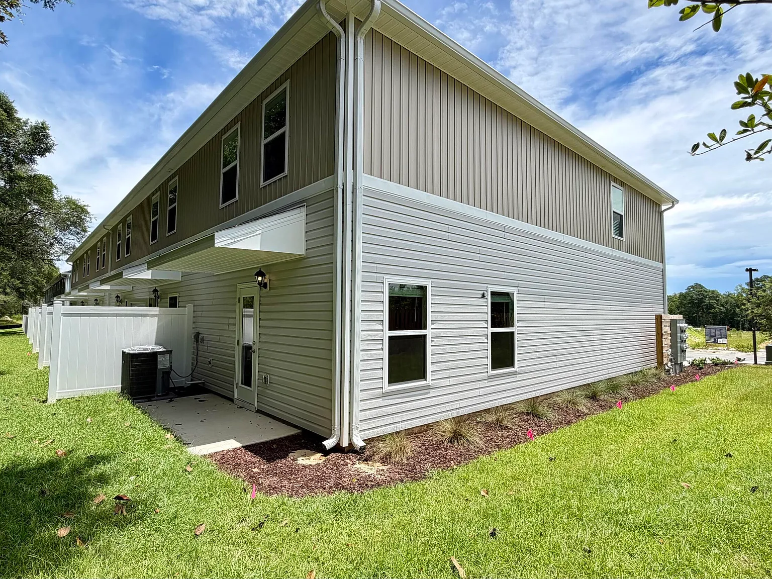 3 bed, 2.5 bath, 1500 sqft, $2,100 — Photo 3