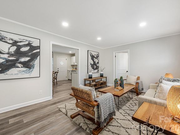 2nd image of 915 Crestmere St