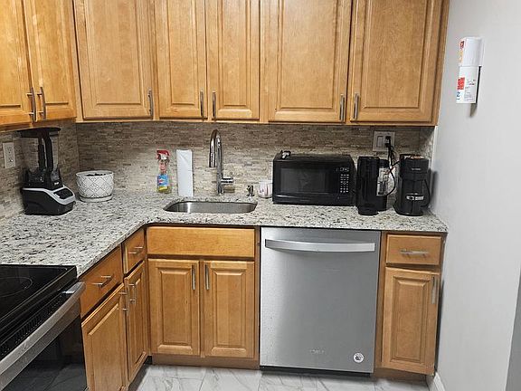5th image of 742B Putnam Blvd