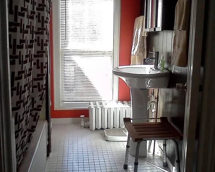 Bright Bath in Mod colors