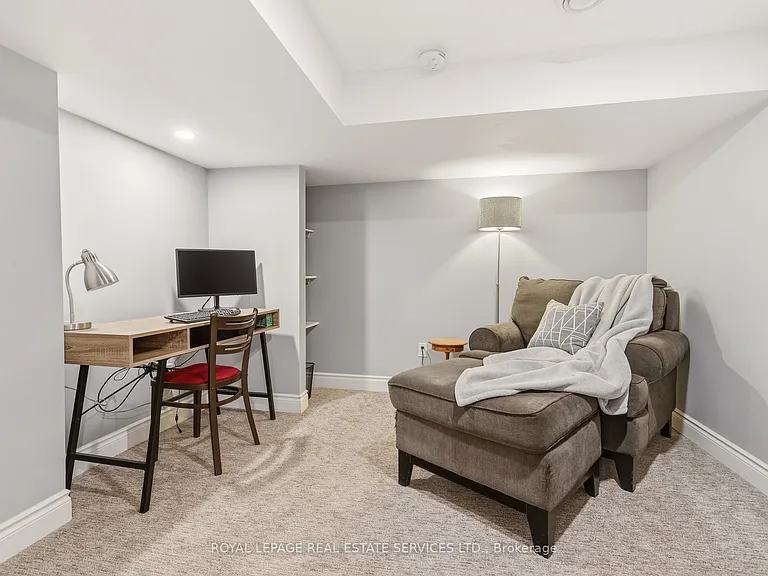 145 Suffolk Ave — Photo 32