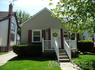 2033 Hawthorne Rd, Grosse Pointe Woods, MI 48236