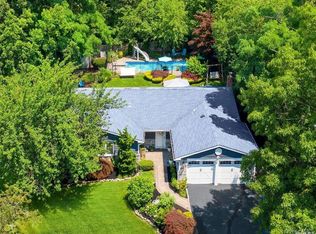 15 Bluff Cir, Hauppauge, NY 11788