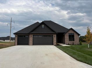 1996 N Alysheba Ct, Springfield, MO 65802