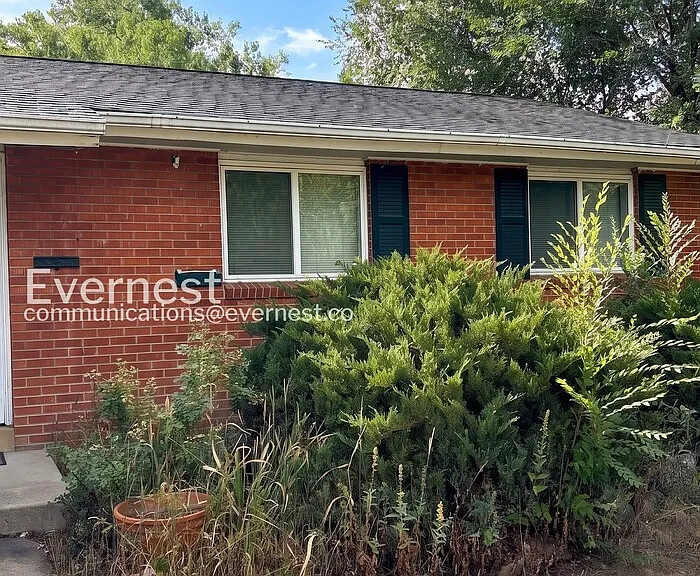 380 Martin Dr — Photo 3
