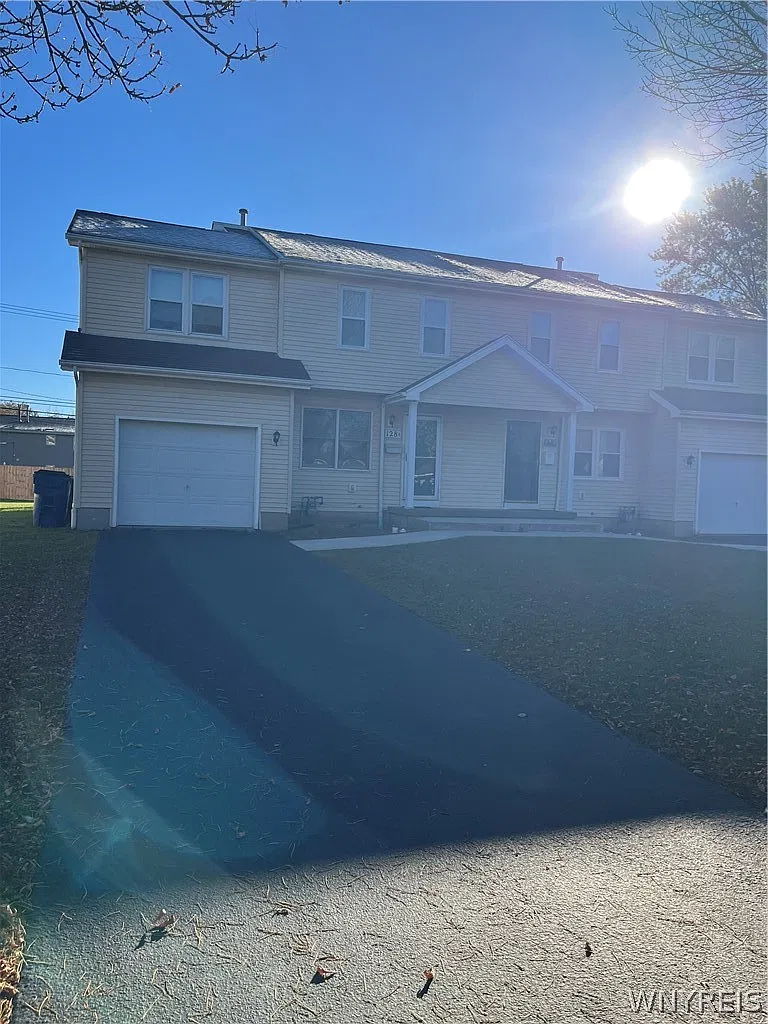 3 bed, 2.5 bath, 2664 sqft, $2,300 — Photo 1