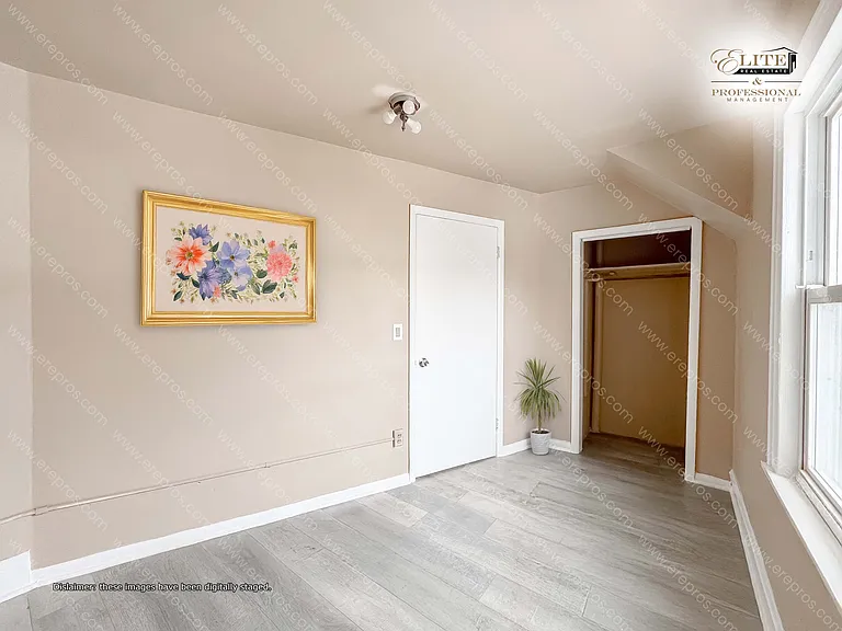 955 Perry St — Photo 17
