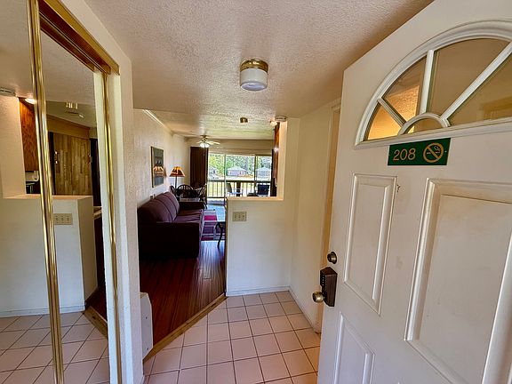 Studio Unit 208
Full Size Murphy bed 
Convection Oven / Microwave
Dishwasher