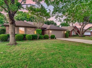 321 Park Forest Ct, Hurst, TX 76053
