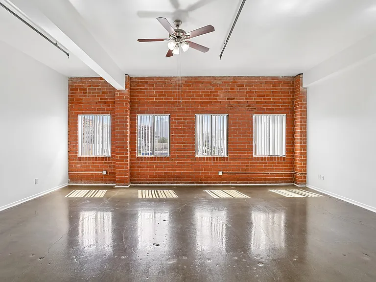 1725 W. 6th St — Photo 15