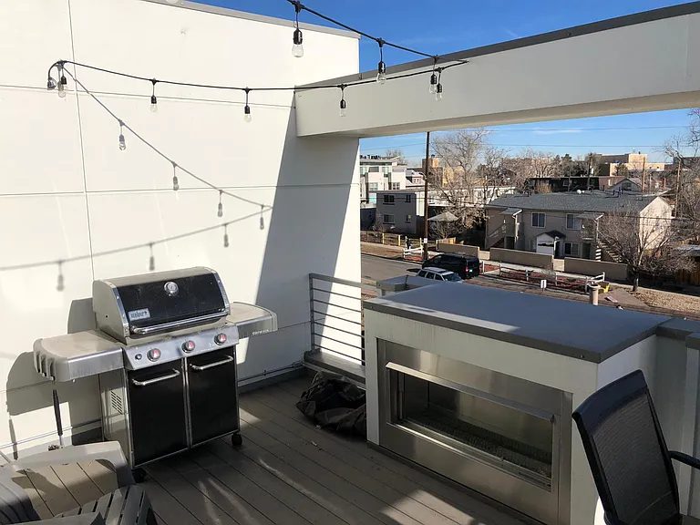 Rooftop w/grill natural gas hookup!